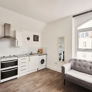 Modern Central Studio And One Bed Flats Close To The Beach Apartment