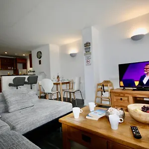 Hot Tub & Sauna Let Apartment