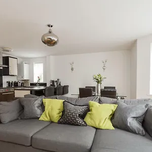  Apartment Seaside Serenity: Contemporary With Access United Kingdom